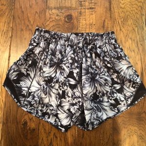 Lululemon Hotty Hot lined short, size 4 Tall, black and white floral print